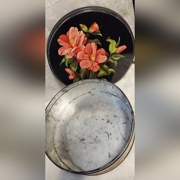 Two Charming Vintage 1940s British Floral Tins - Picture 5 of 6